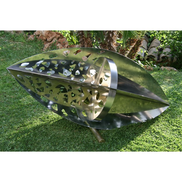 PERICARPIO (Seed Capsule)|Polished stainless steel and brass|82x165x65 cm|Outdoors